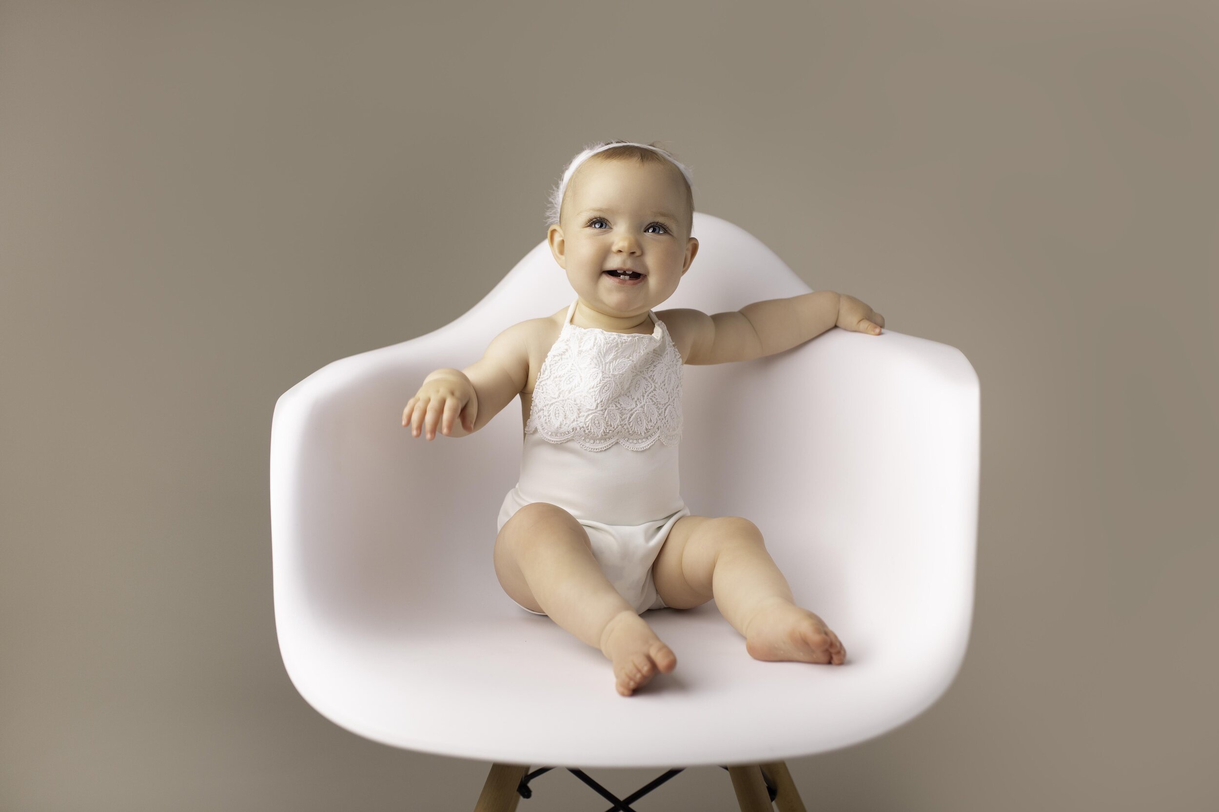 white-chair-sitter-session-milestone-photography-lea-cooper-photography-months.jpg
