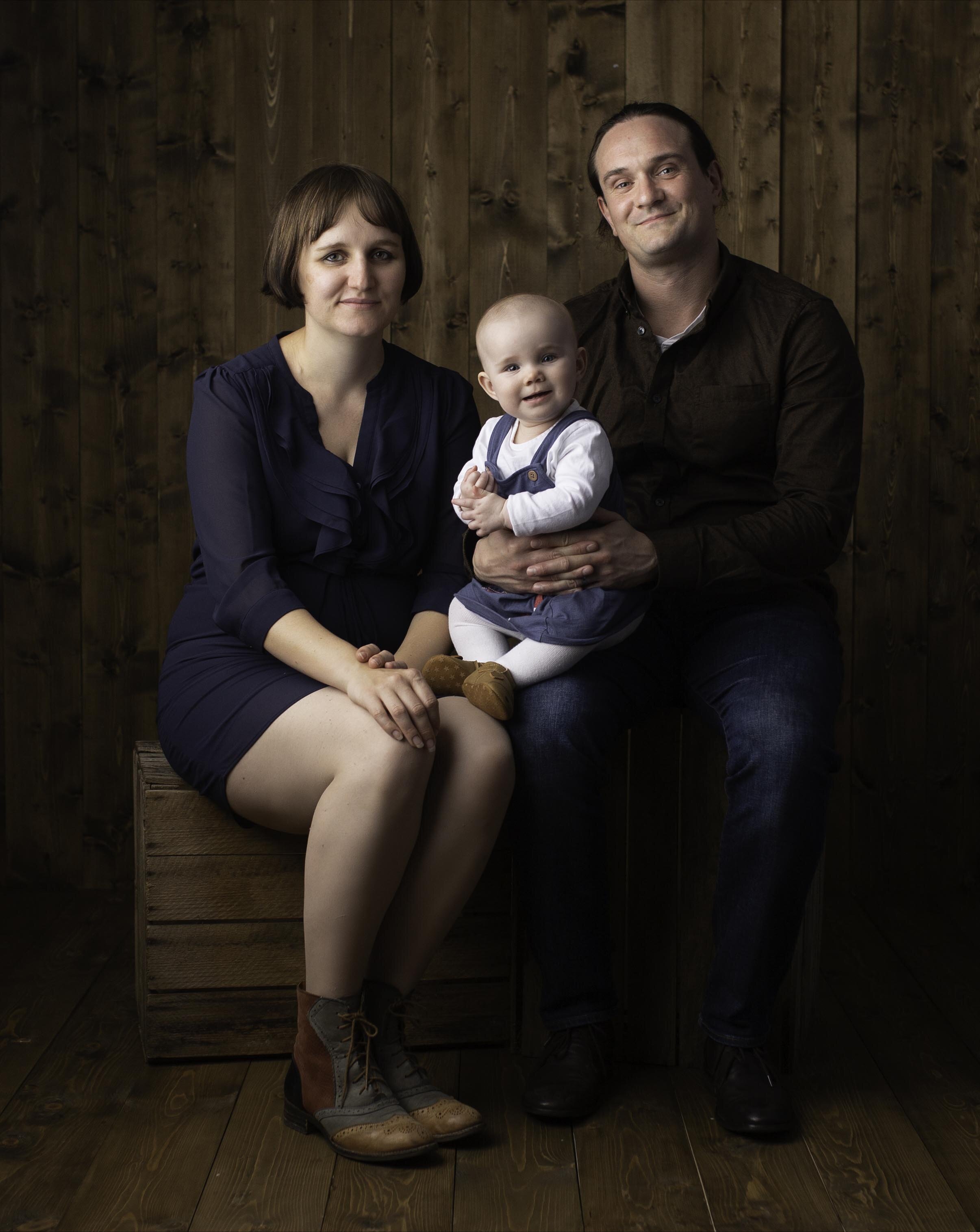 family-photography-willenhall-wolverhampton-family-session-lea-cooper-photography-wooden-backdrop.jpg