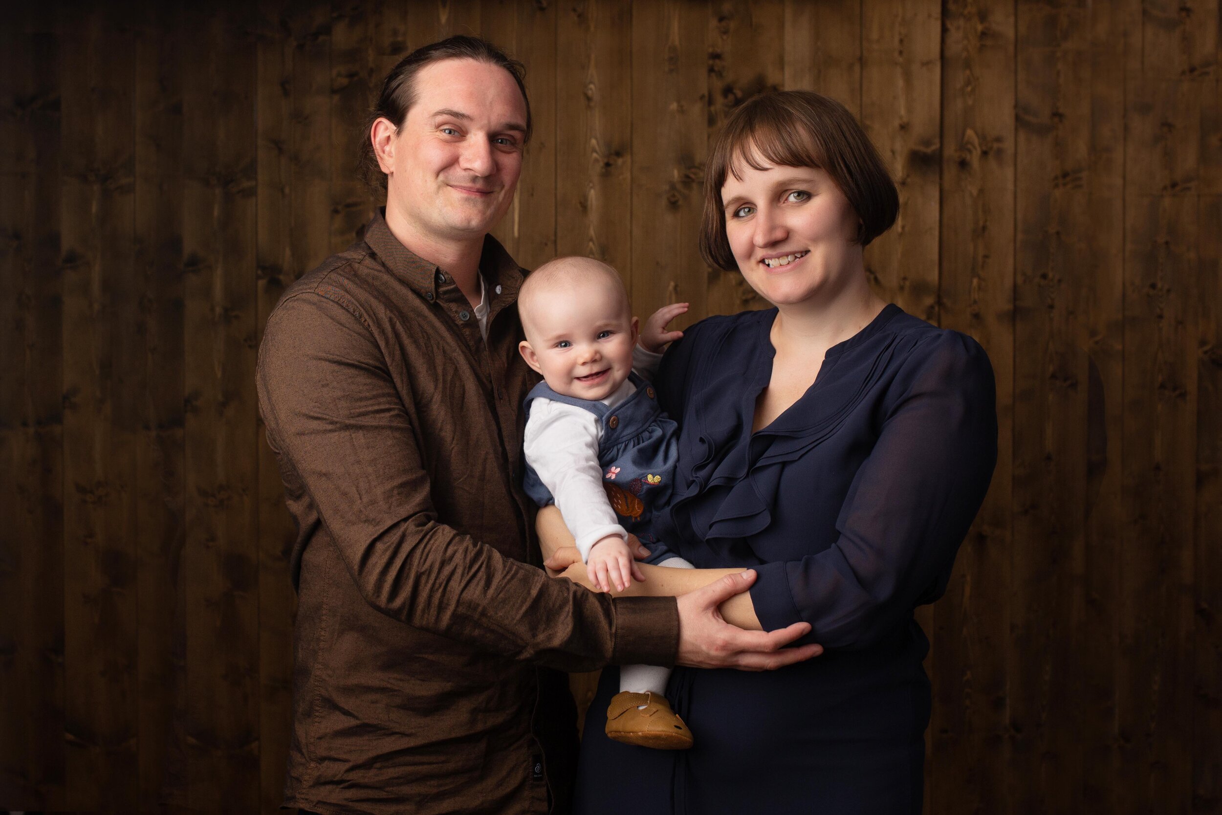 mom-dad-child-family-photography-willenhall-wolverhampton-family-session-lea-cooper-photography-wooden-backdrop.jpg