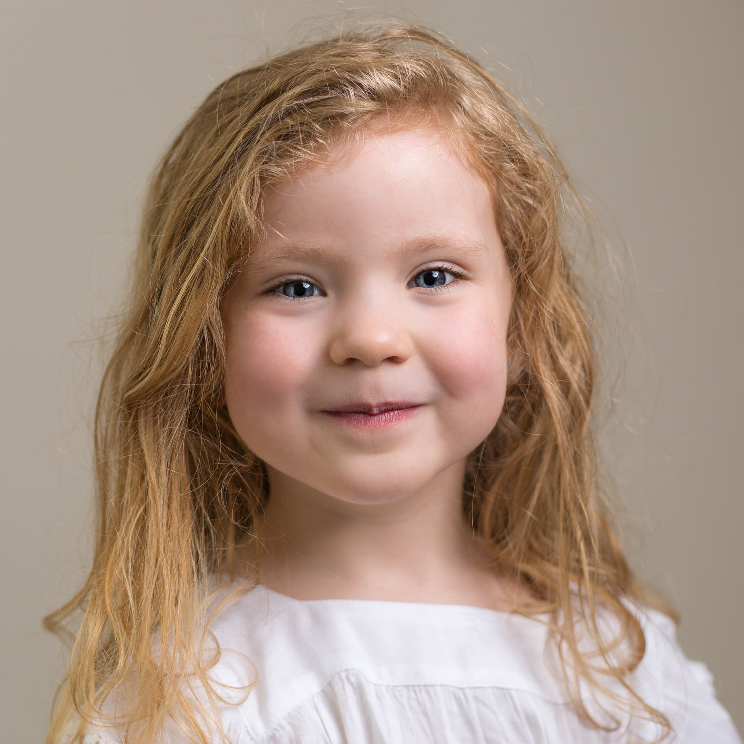 Lea-cooper-photography_child-photography-willenhall_child-photography-wolverhampton_child-photography-west-midlands_child-photography_curly-hair-cheeky-face.jpg
