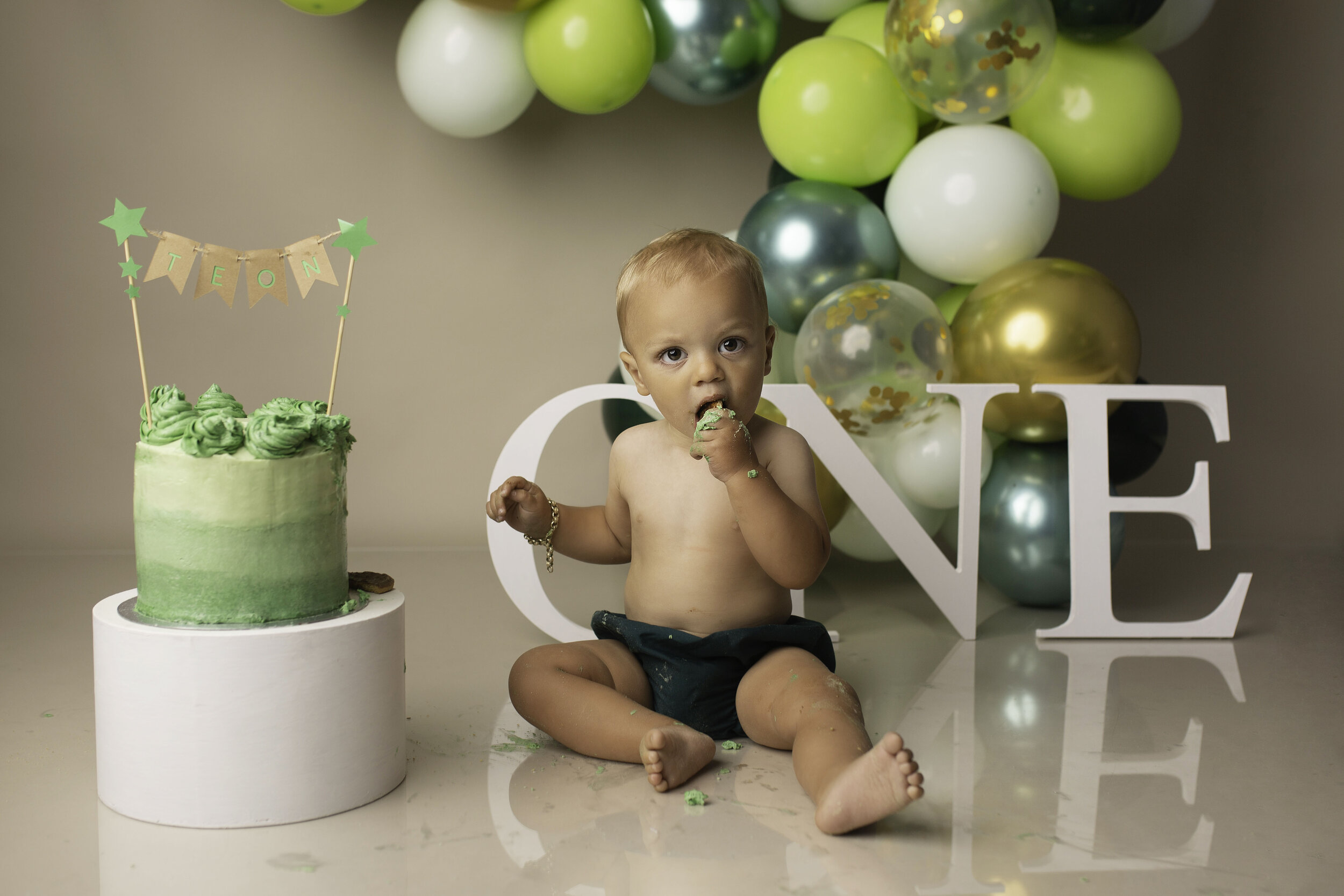 WILLENHALL-WOLVERHAMPTON CAKE SMASH -PHOTOGRAPHER-1ST-BIRTHDAY-CHILDRENS PHOTOSHOOT-TEON-GREEN-BALLOON-GARLAND13.jpg