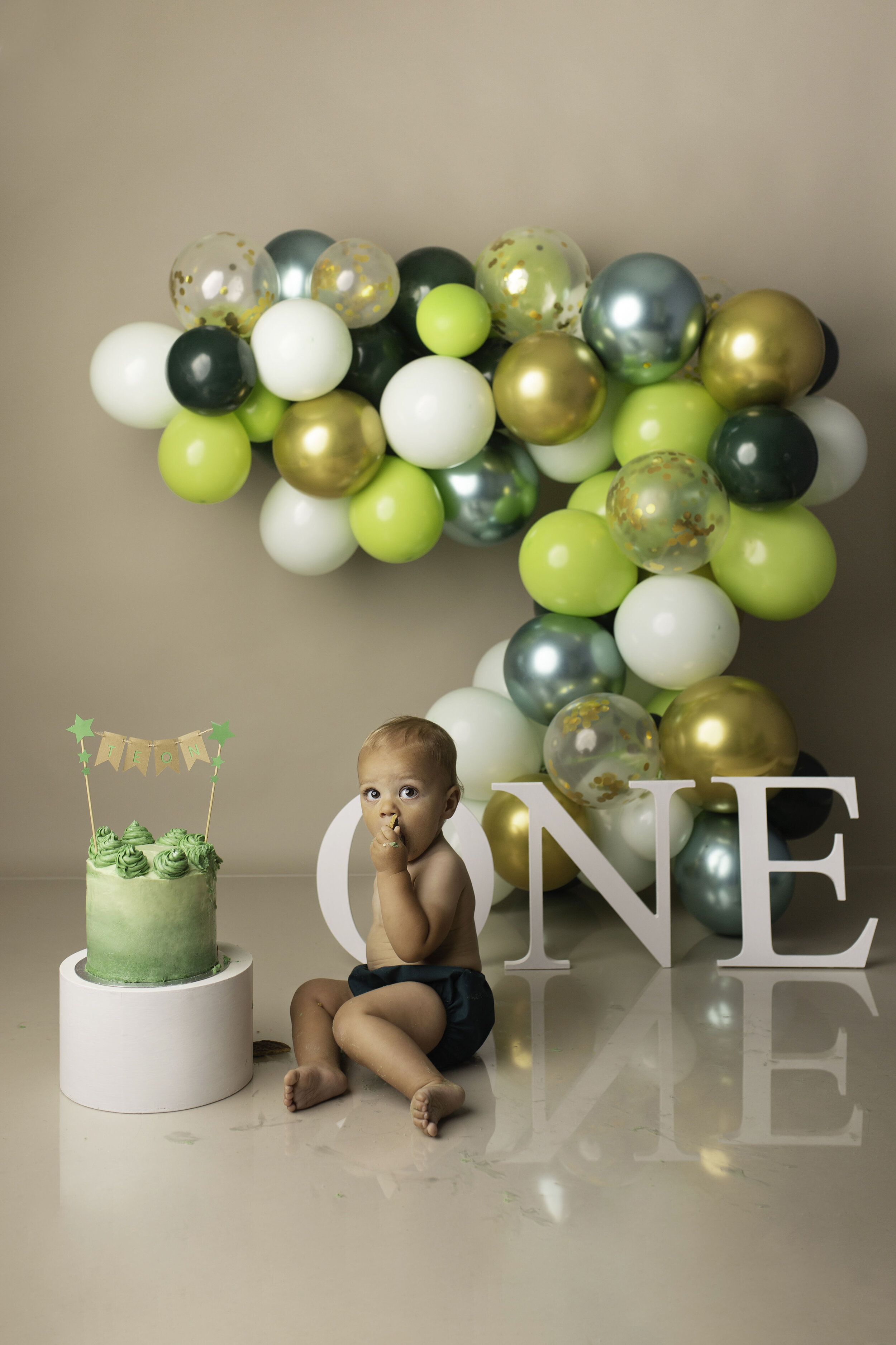 WILLENHALL-WOLVERHAMPTON CAKE SMASH -PHOTOGRAPHER-1ST-BIRTHDAY-CHILDRENS PHOTOSHOOT-TEON-GREEN-BALLOON-GARLAND11.jpg