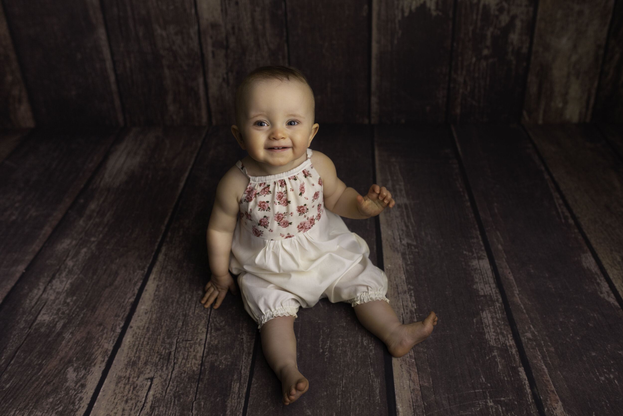 ROSIE-CAKE-SMASH-PHOTOSHOOT-BIRTHDAY-PHOTOGRAPHER-CHILDREN-PHOTOGRAPHY-LEA-COOPER-PHOTOGRAPHY-WILLENHALL-WOLVERHAMPTON-UK2.jpg