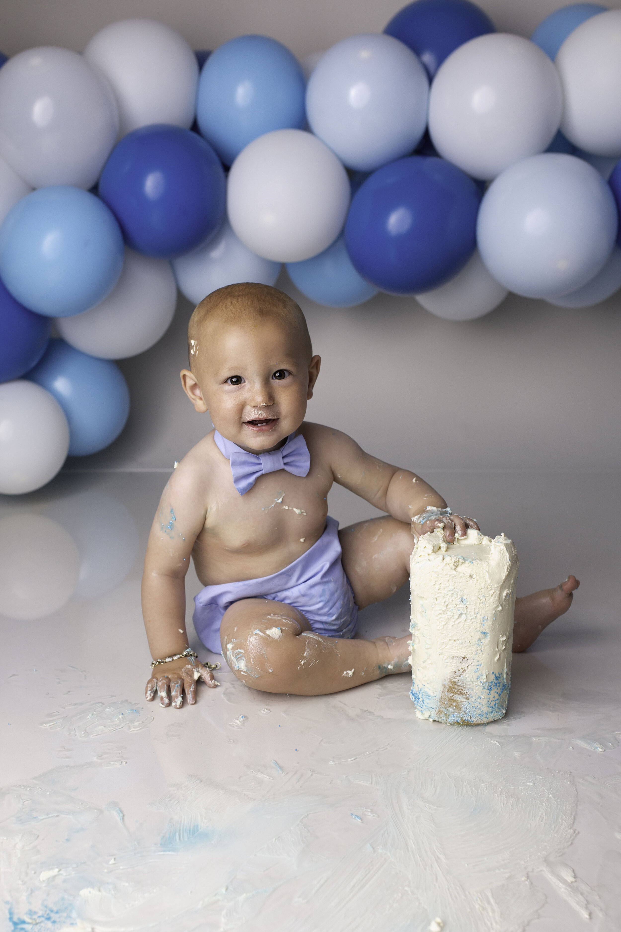 LUKAS-cake-smash-photoshoot-wolverhampton-cakesmash-photographer-willenhall-west-midlands-uk-lea-cooper-photography-14.jpg