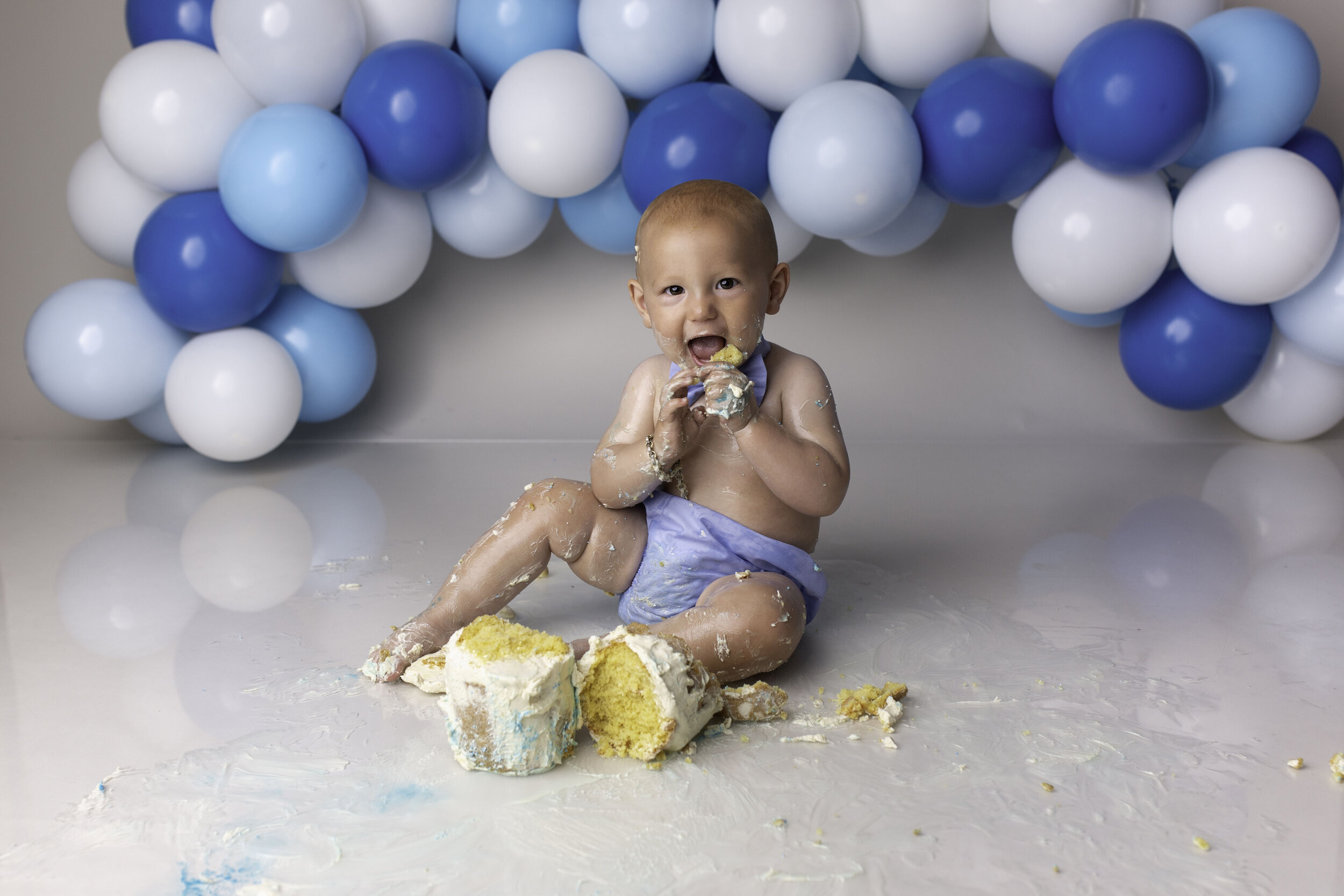 LUKAS-cake-smash-photoshoot-wolverhampton-cakesmash-photographer-willenhall-west-midlands-uk-lea-cooper-photography-21.jpg