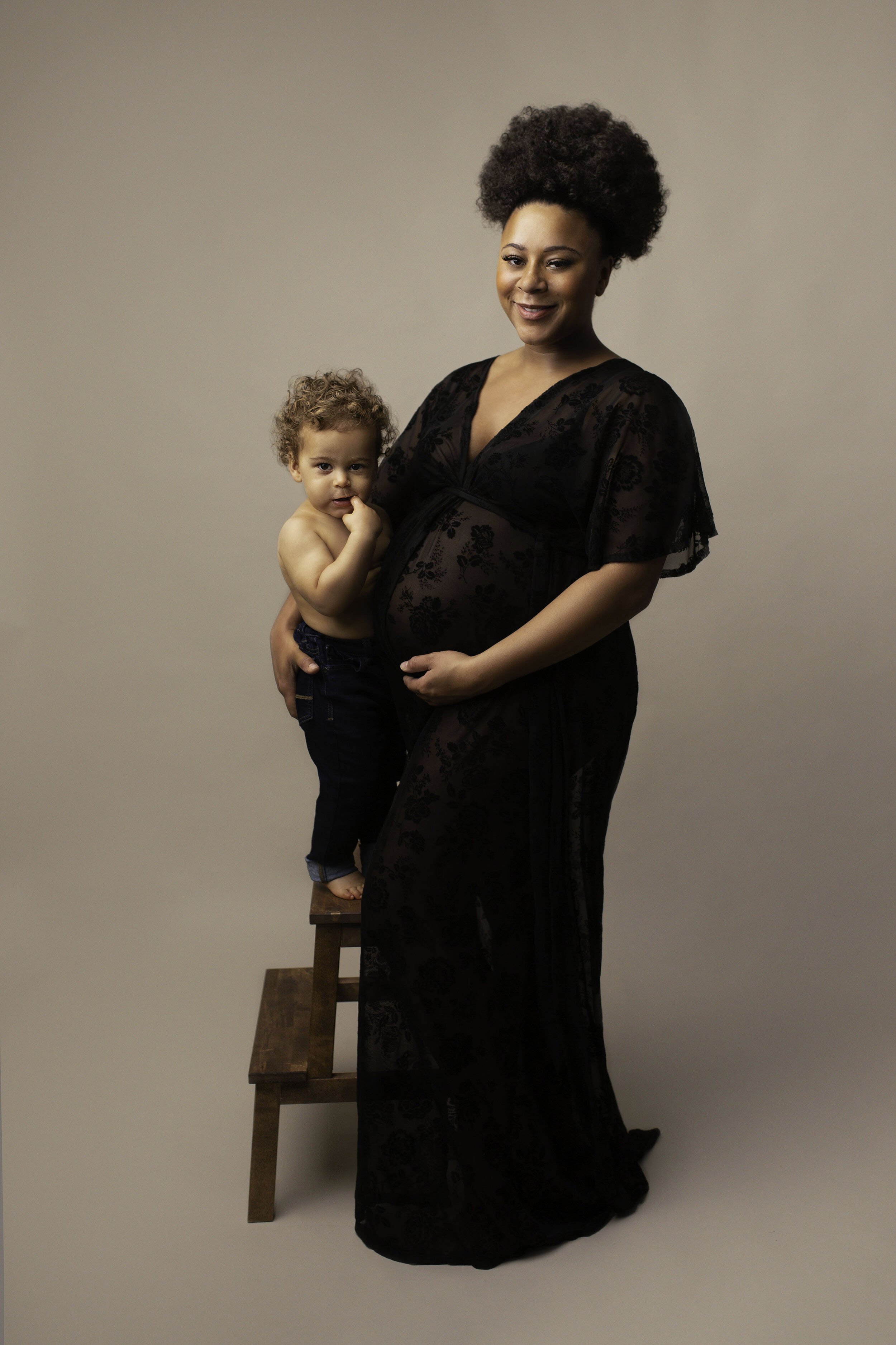 BECKY-YATES-MATERNITY-PHOTOSHOOT-WILLENHALL-PHOTOGRAPHER-LEA-COOPER-PHOTOGRAPHY-PREGNANCY-PHOTOS-WOLVERHAMPTON-1.jpeg