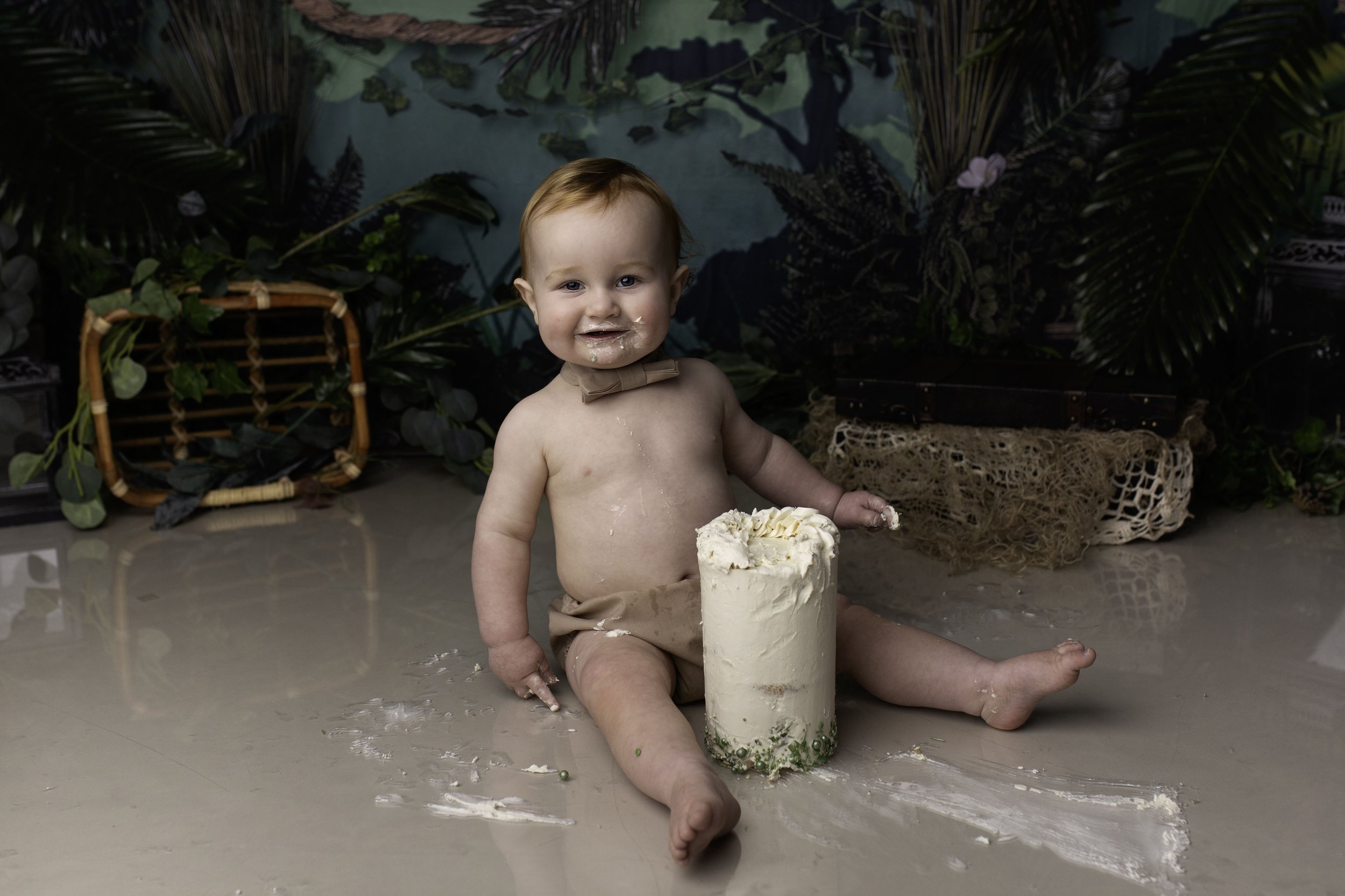 JOEY-CAKE-SMASH-PHOTOSHOOT-BIRMINGHAM-CAKE-SMASH-PHOTOGRAPHER-WOLVERHAMPTON-LEA-COOPER-PHOTOGRAPHY-20.jpg