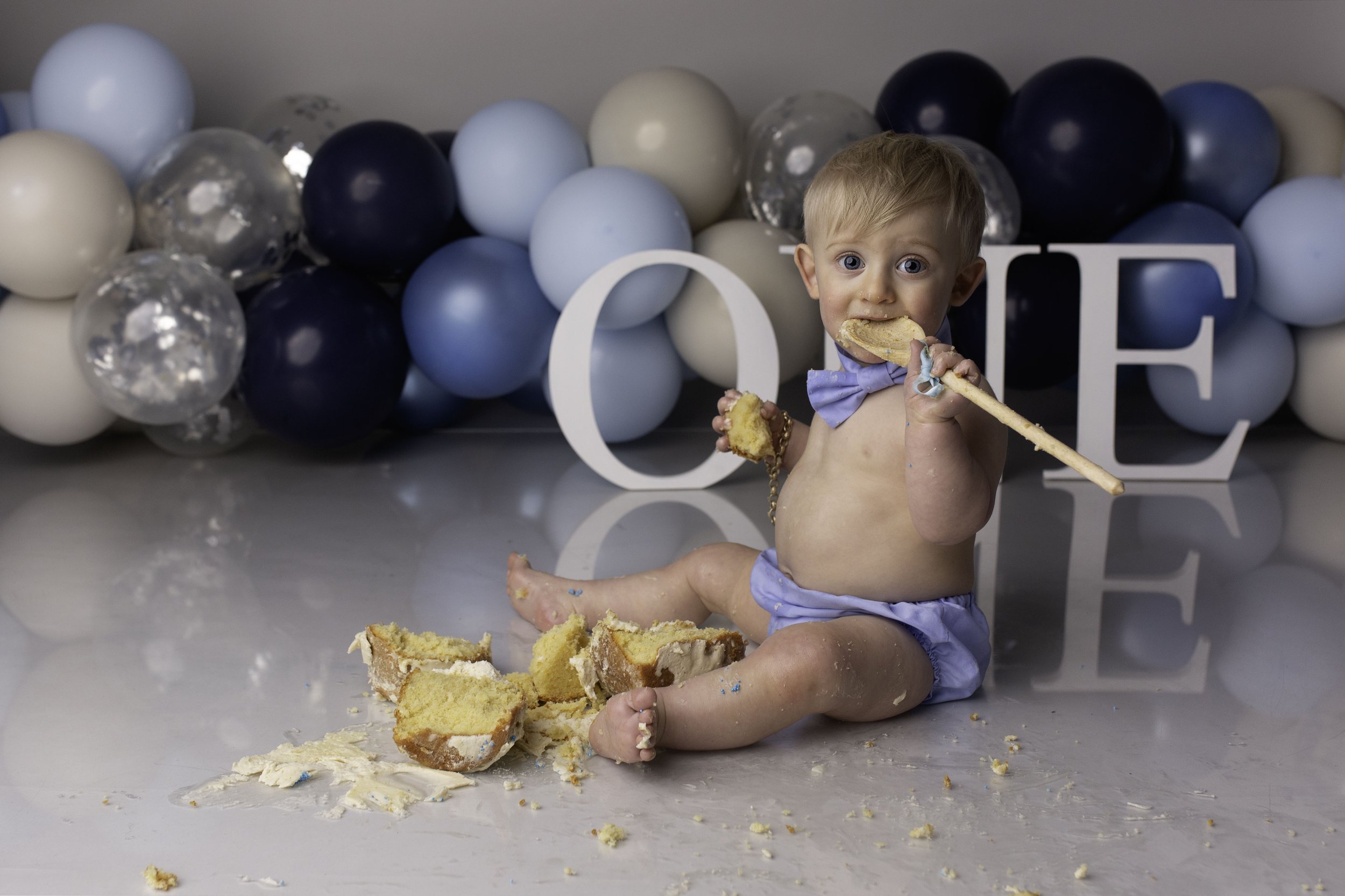 JENSON-CAKE-SMASH-PHOTOSHOOT-WOLVERHAMPTON-CAKE-SMASH-PHOTOGRAPHER-BIRMINGHAM-LEA-COOPER-PHOTOGRAPHY-WILLENHALL-UK21.jpg