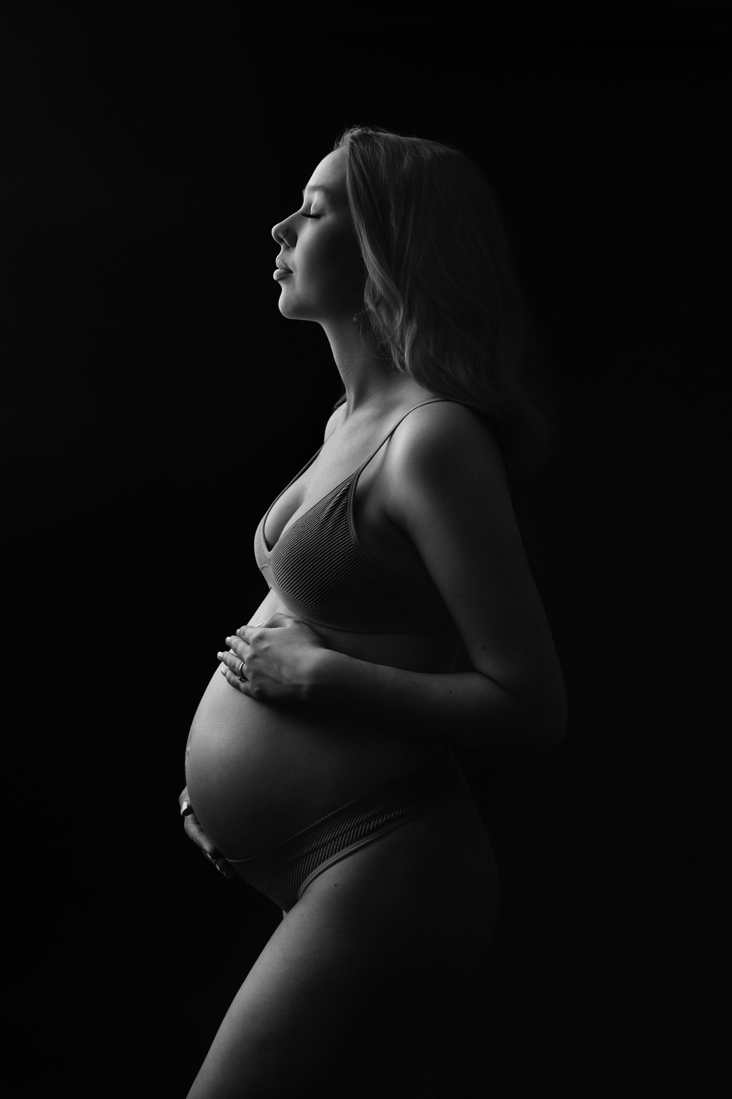 LEAH-MATERNITY-PHOTOGRAPHER-WILLENHALL-PREGNANCY-PHOTOSHOOT-WOLVERHAMPTON-PREGNANCY-PHOTOSHOOT-BIRMINGHAM-UK18.jpg