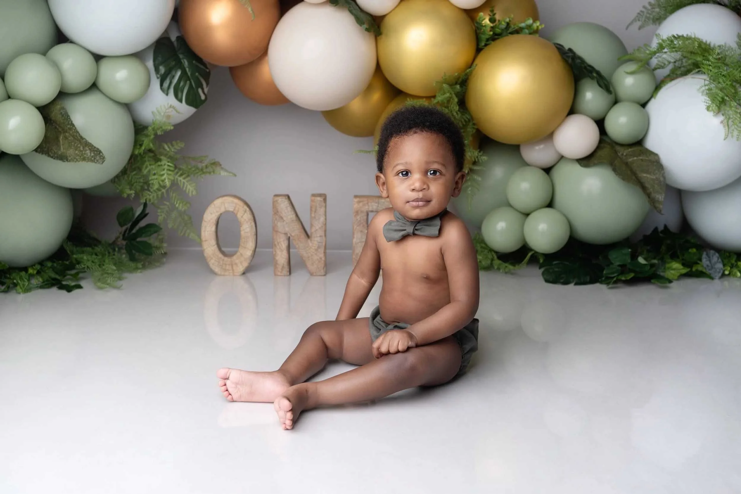 Splash session photography after cake smash in studio