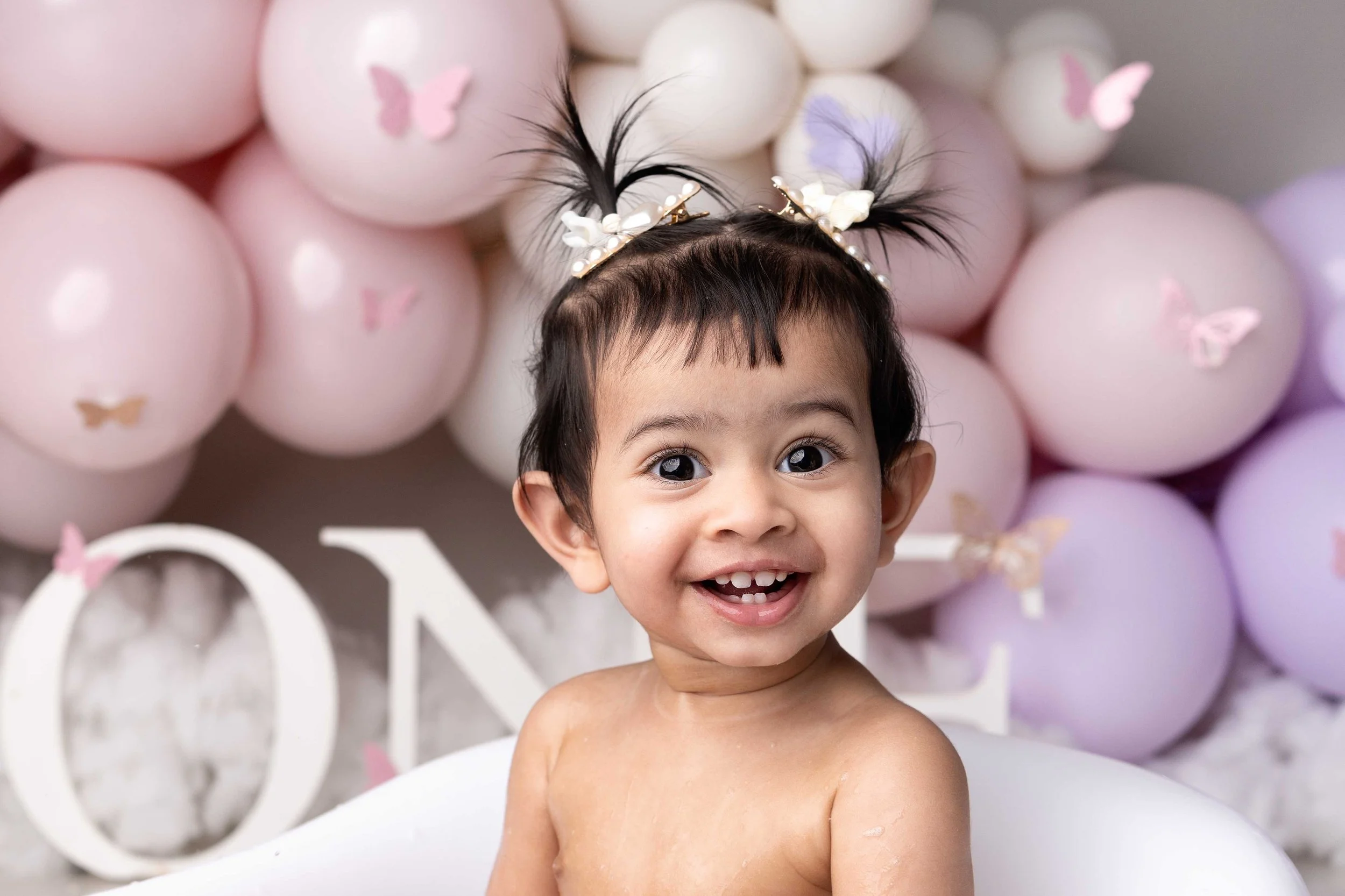 First birthday cake smash photoshoot with balloon number and garland