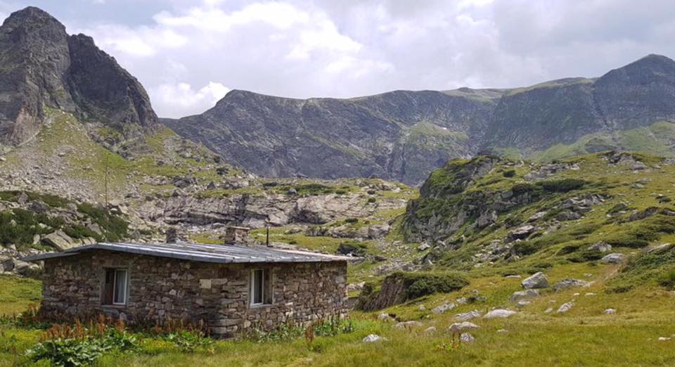 took that photo on the way down , it is close to the hut area 