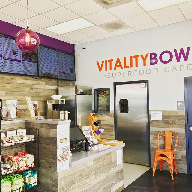 Looking for something healthy to eat while you&rsquo;re in Jax Beach? I just tried The Detox acai bowl from Vitality Bowls and it was the perfect lunch on a hot day. They are just a 10-minute walk from the condo!