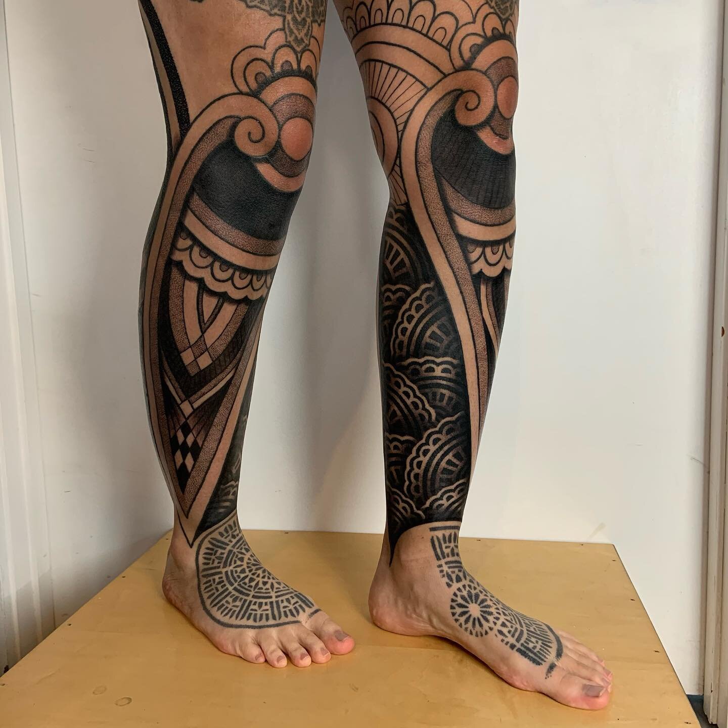 Appreciate you @brittneychantele !
Some progress on these leg sleeves done @whitewillowstudio on n Pittsburgh

.
.
.
.
.
.
.
.
.
.
.
#tttism #dotworktattoos #occultarcana #tattrx #omfgeometry #geometrip #geometrictattoohunter #sacredgeometrytattoo #b