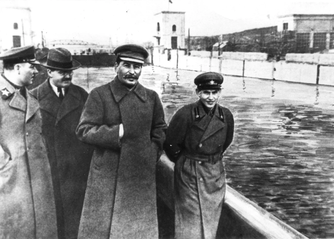 Voroshilov,_Molotov,_Stalin,_with_Nikolai_Yezhov.jpg