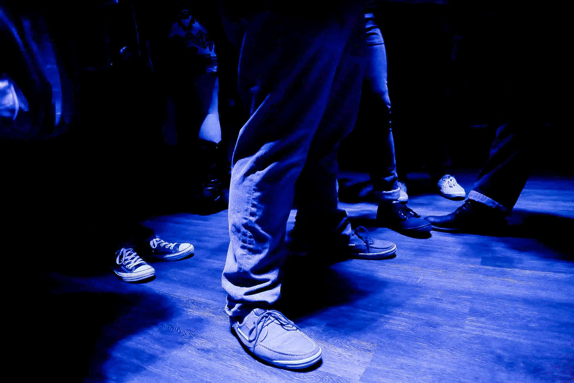 Audience of the Legends Nightclub are not limited to LGBT people. There are gaps of around 20 minutes between each round of the performance. People usually gets in the show room five minutes before the performances.