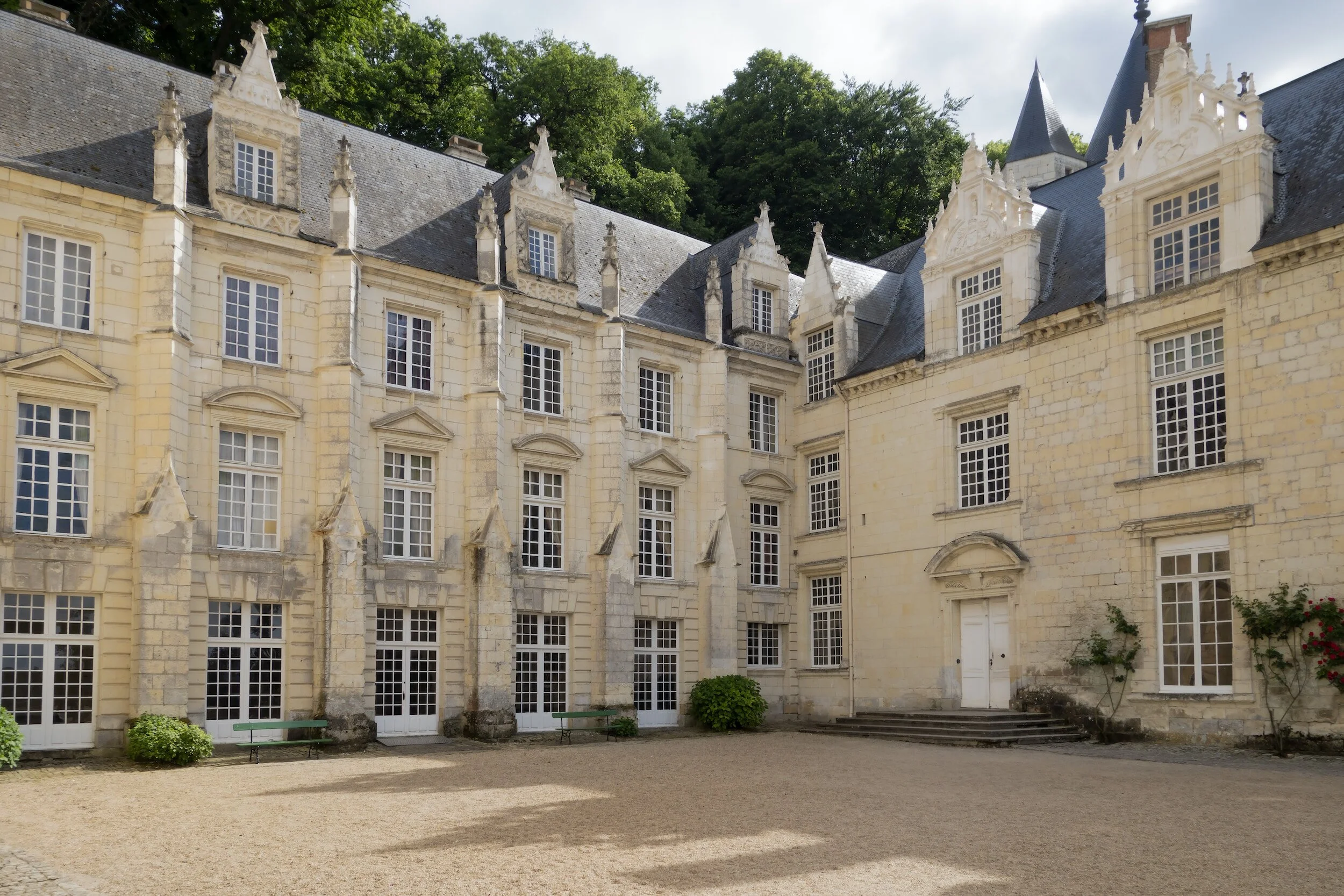 How to buy a Château in France ?