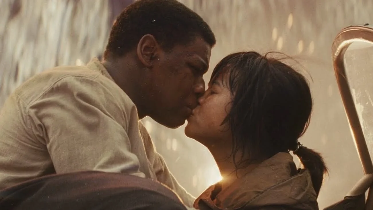 finn-and-rose-smooch-inthe-last-jedi.jpeg