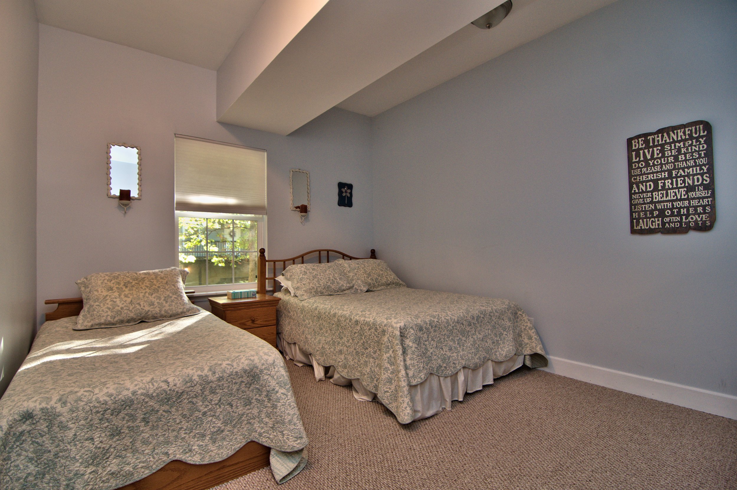 another shot of the 2 twin sized beds