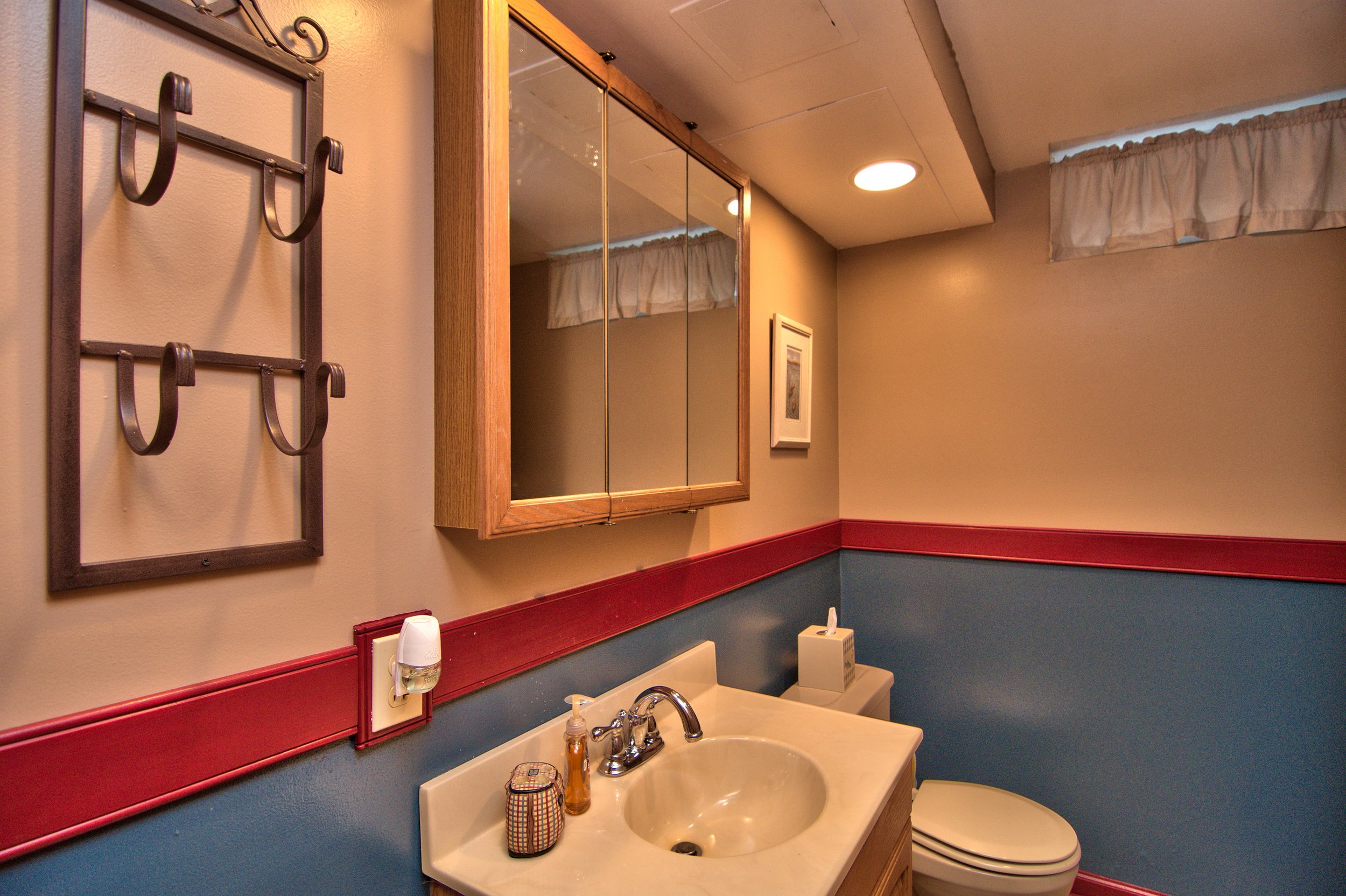 Bath off Family Room View 2.jpg
