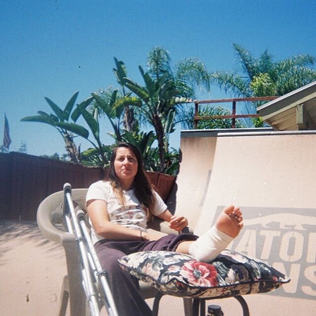DISPOSABLE ISOLATION with @nicolehause Nicole tore her ligament hitting a launch ramp out the front of her house. She now puts her foot in ice buckets, watches Davis shave he&rsquo;s head and looks at flowers. .
📷
Disposable Isolation - we sent out 