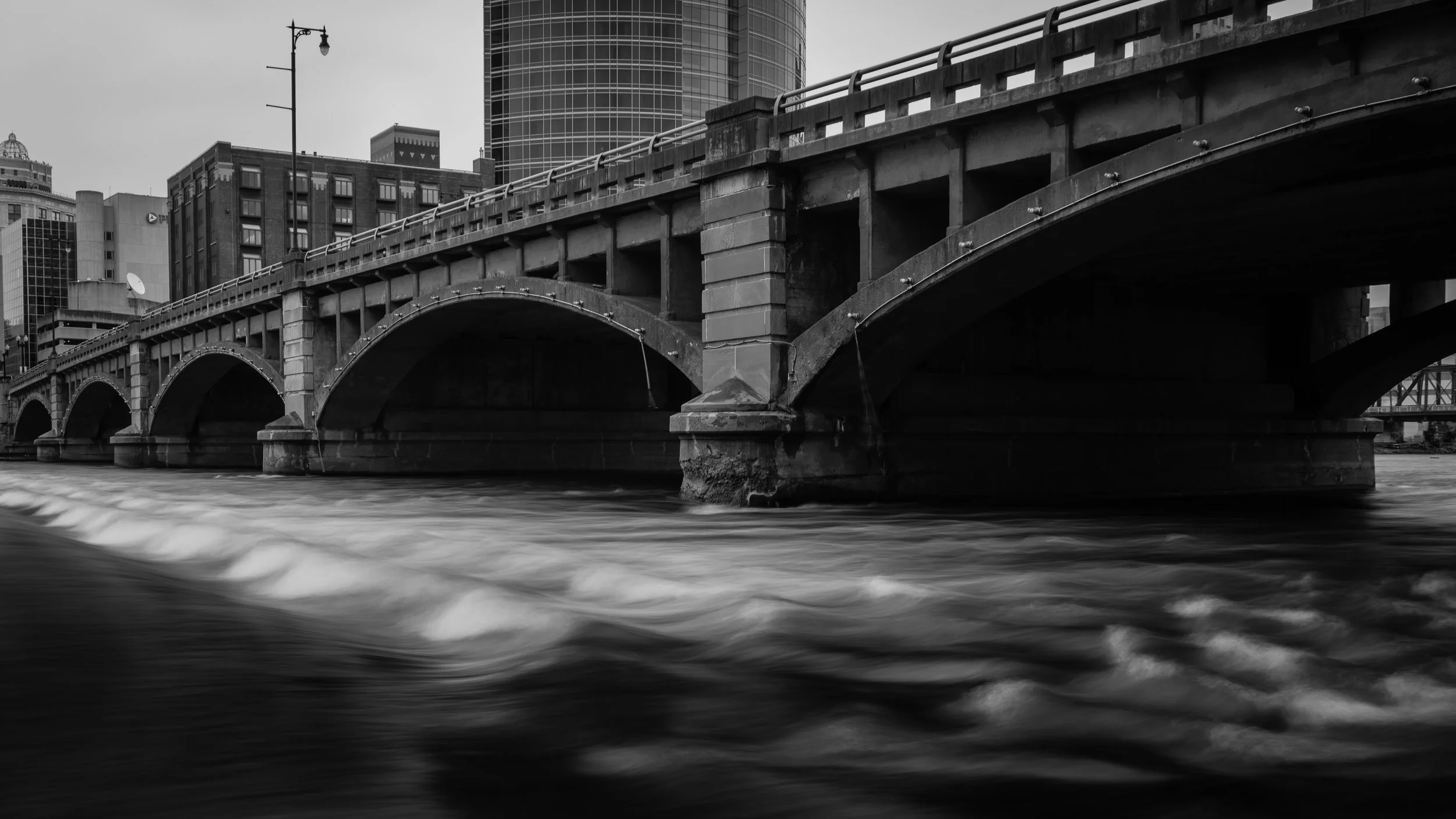 Pearl Street Bridge (BW)-1.jpg