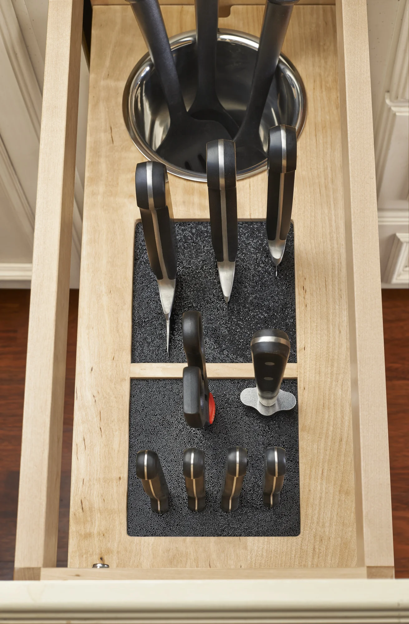 Flex rod allow knives to be stored while maintaining shape