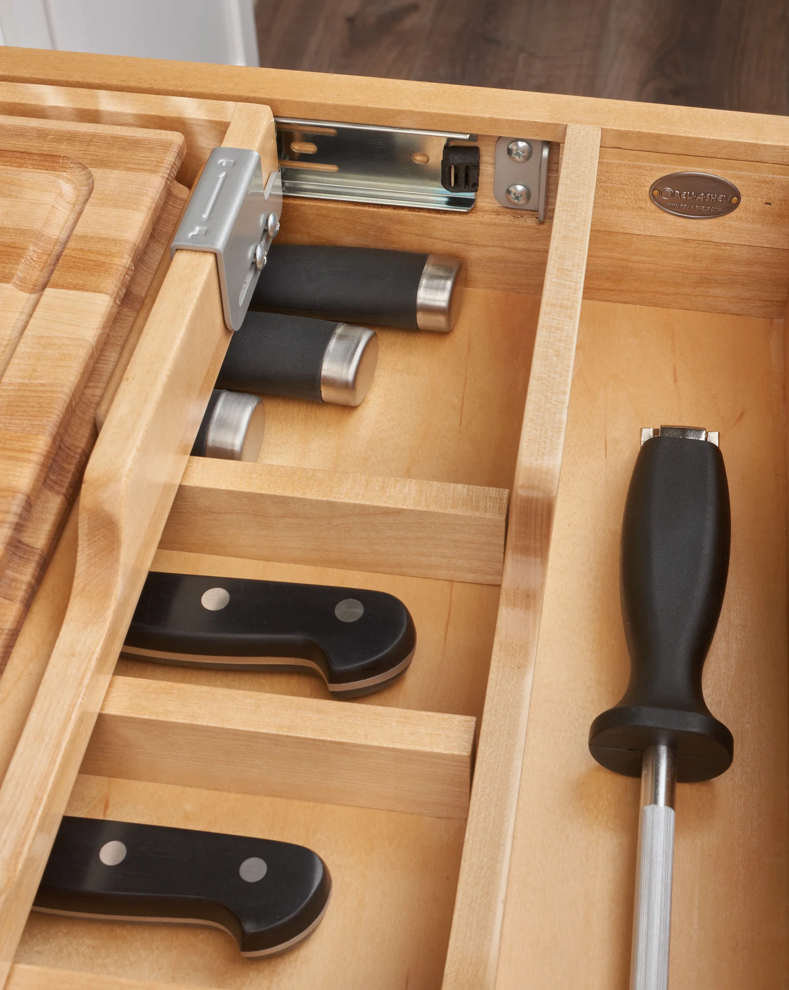 Top tier lock to keep cutting board in place