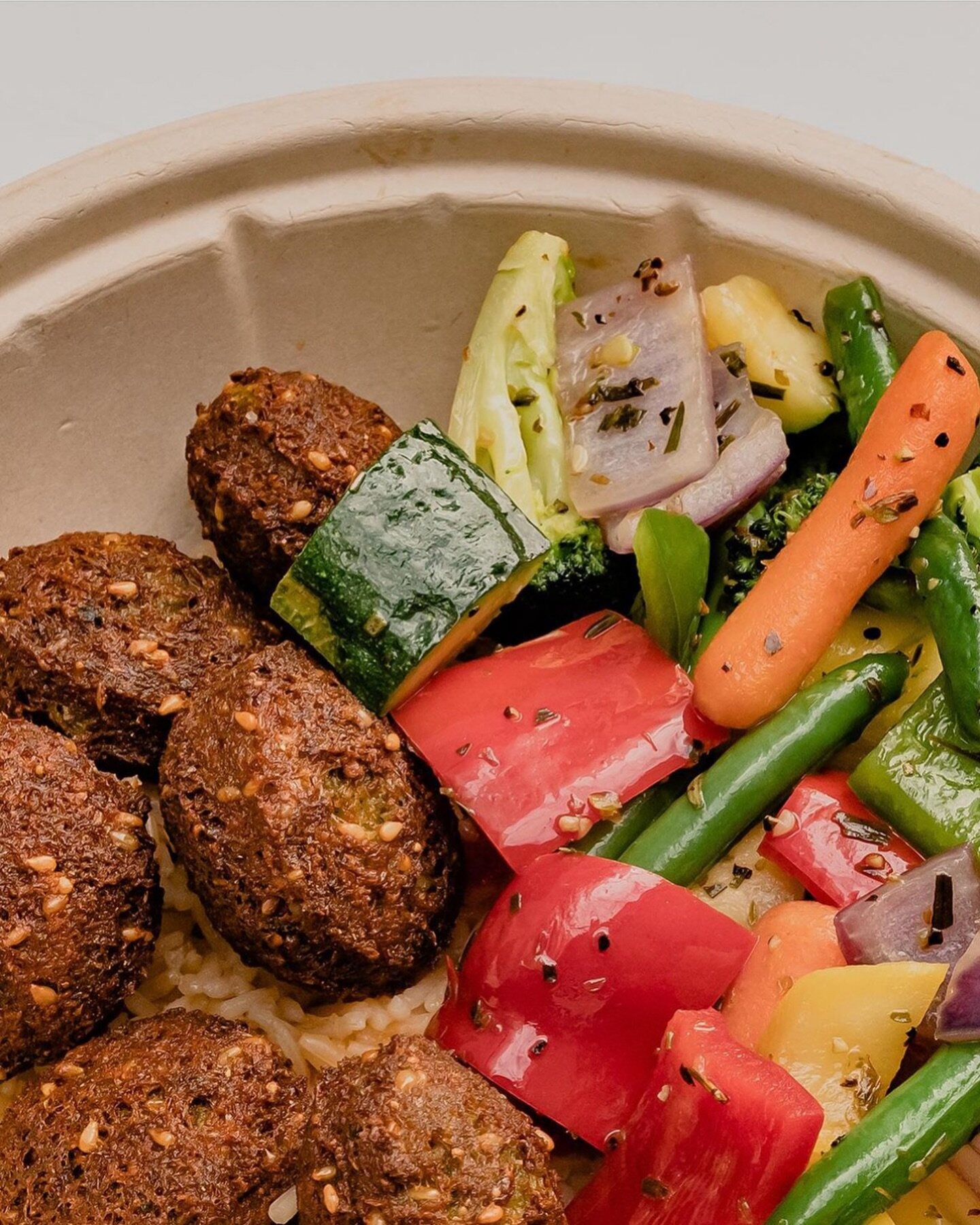 It&rsquo;s Saturday! You know what to do... GO TO AVIVA FOR SOME **HOT FALAFEL**

Our Midtown location is open every Saturday from 11 AM - 8:30 PM!

#avivabykameel
#kameelcares
#halalcooking
#MediterraneanDiet