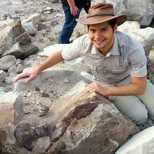 Juliën Lubeek Juliën Lubeek is a PhD student in palaeontology at Macquarie University, with a broad background ranging from sedimentary geology and evolutionary biology to science-based archaeology. His PhD research is focussed on applied micro-techniques for reconstructing Giganto’s diet, environment and age to gain insight into the cause of its extinction.