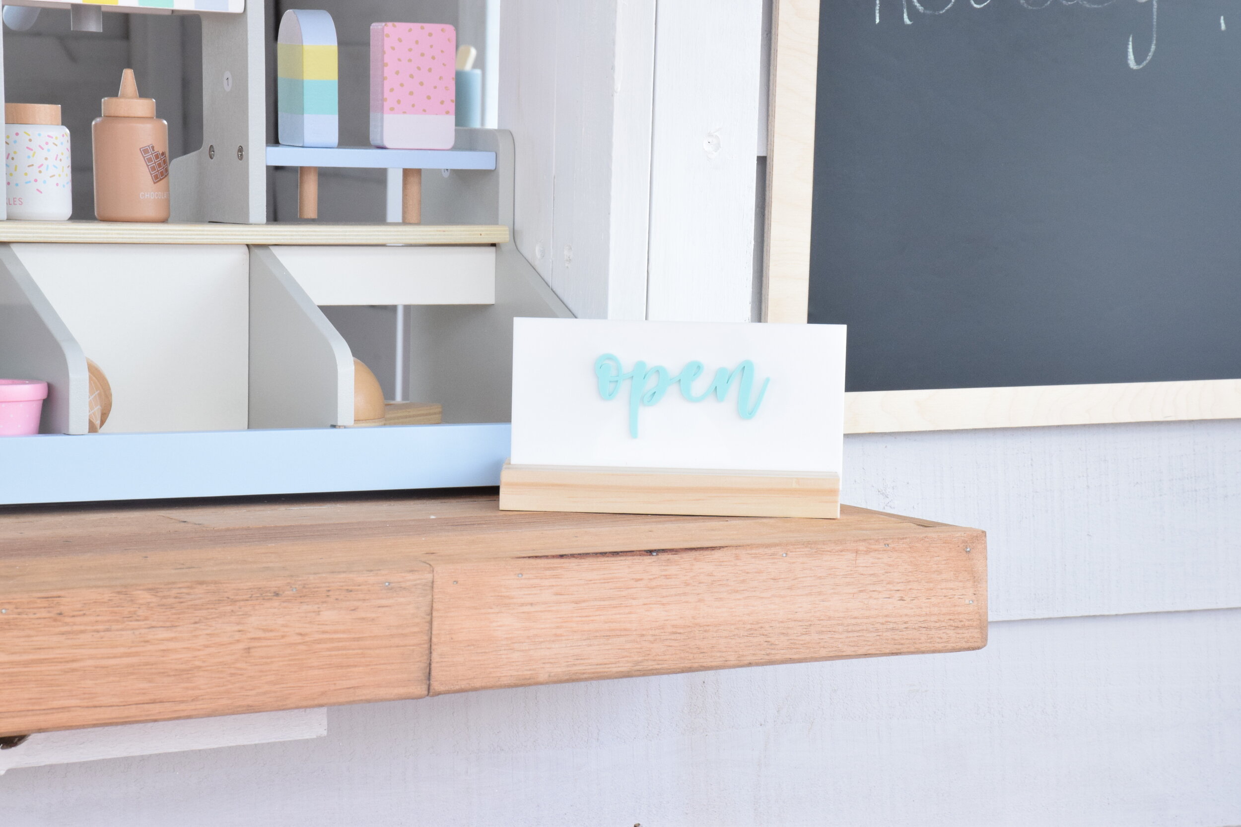 kids cubby open and closed sign