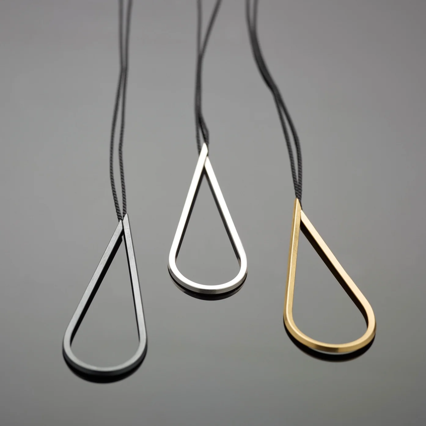 Mona Twig Dew Drop s. Oxidised sterling silver, sterling silver + 22c gold-plated over sterling silver + silk. PROD