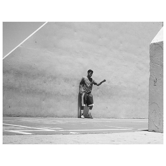 ‪The challenger, outsider, young blood - Oscar preparing for his match against the seasoned Long Beach champ. A warmup shot from the first post COVID match for local OC and LA handballers. A mini-series I had the pleasure of exploring in my local com