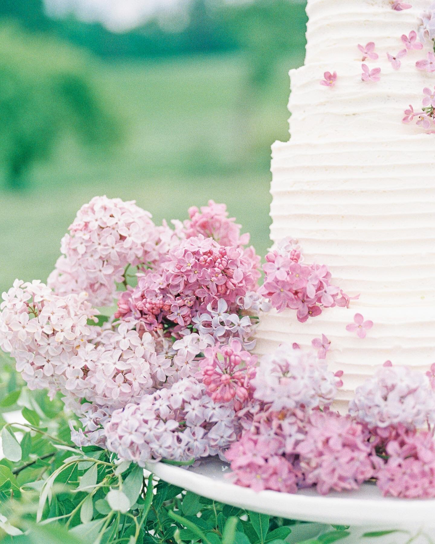 Loving these lilac floral touches by @wildfloret + 🍰