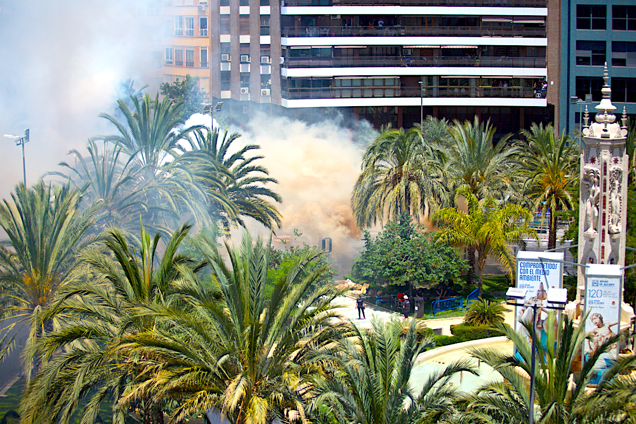 Mascletá en la alicantina Plaza de los Luceros