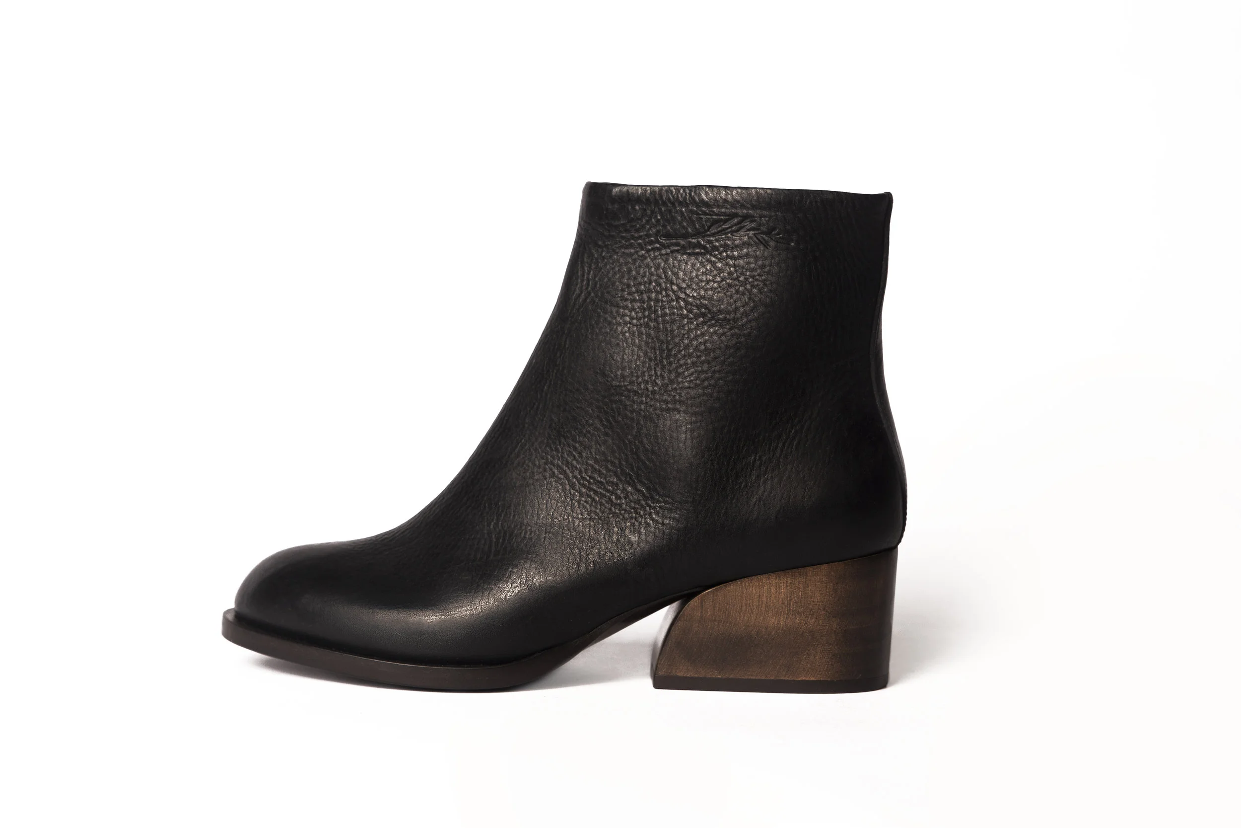 Nybro cuir nero.jpg