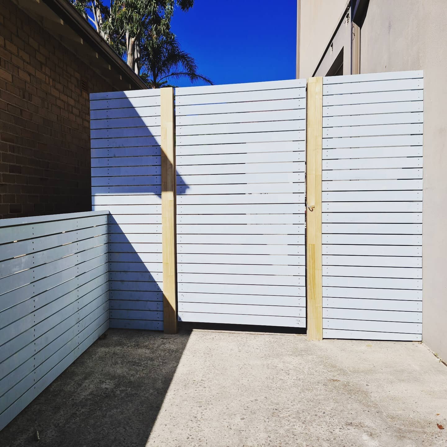 Couldn't wait for the paint job to get a few snaps of this nice little number. 66mm Pre primed slatted fencing with 88mm southern select posts for a ready-to-paint install. 
#fencing #fences #landscaping #frontyard