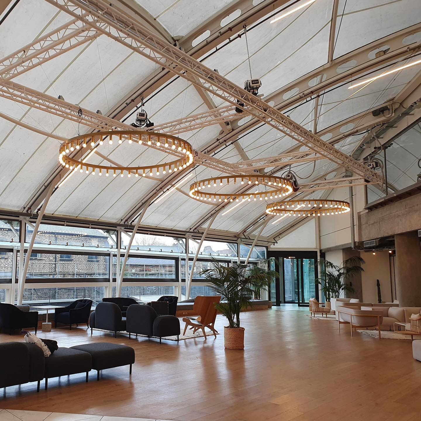 Serious circle light envy⚡️(with Camden views too!)

#locationmanagers #scouting #urbaninteriors #interiorphotography