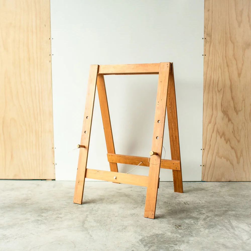 SIGNAGE_WideWoodenEasel_1.jpg,
