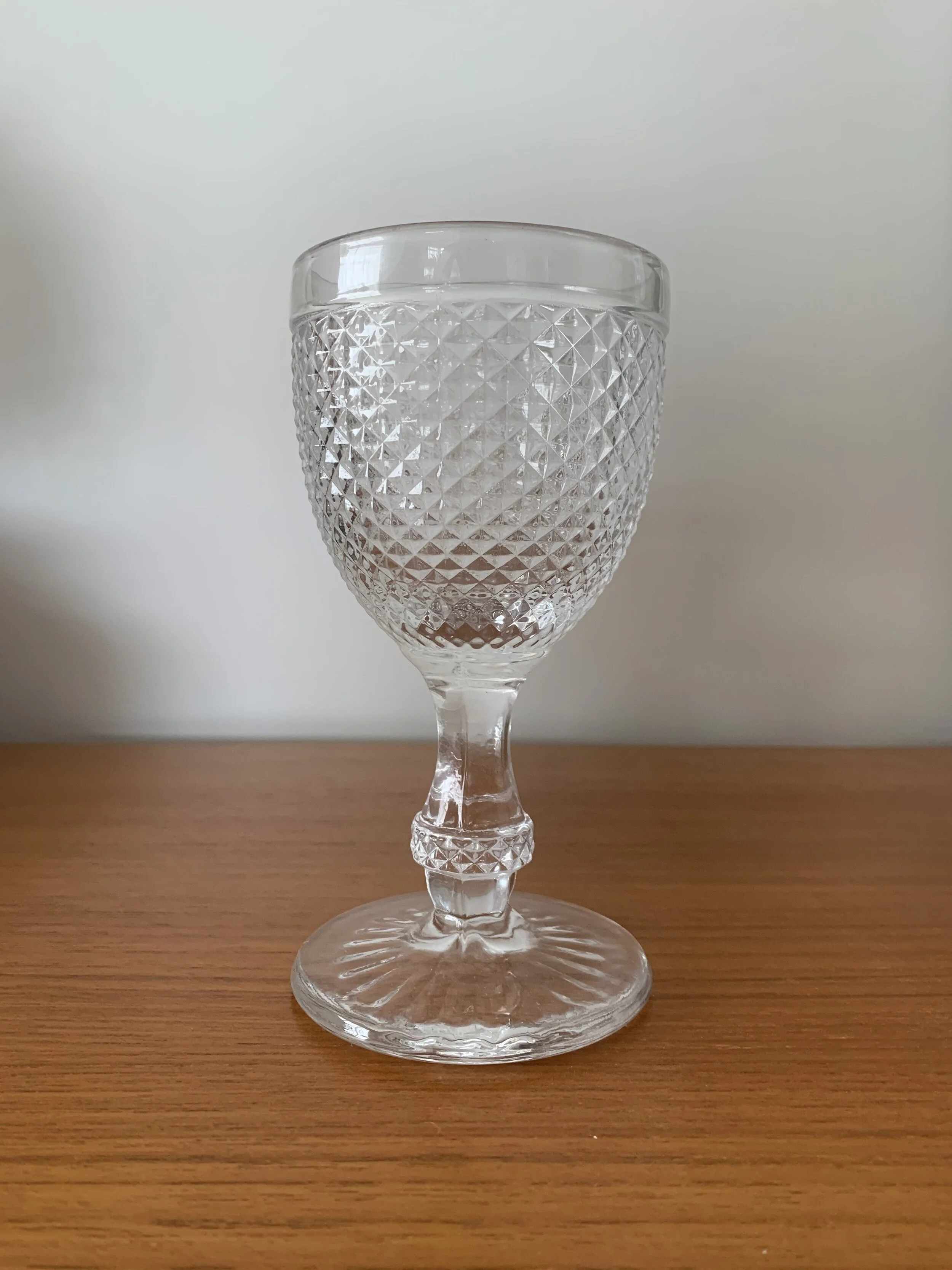 DECORATIVE_Vintage 'Look' Wine Glass_01