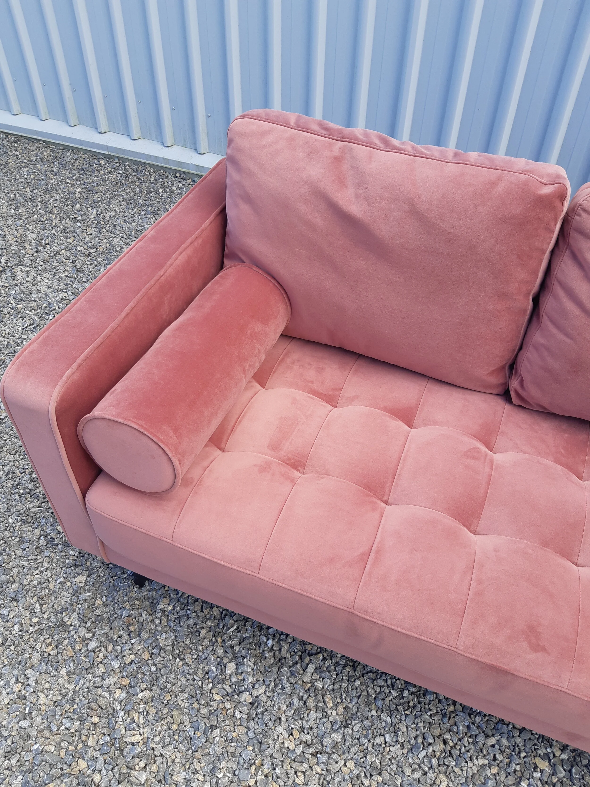 FURNITURE_Pink Velvet Couch_04