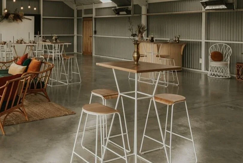 BAR_WHITE METAL BAR LEANER_02