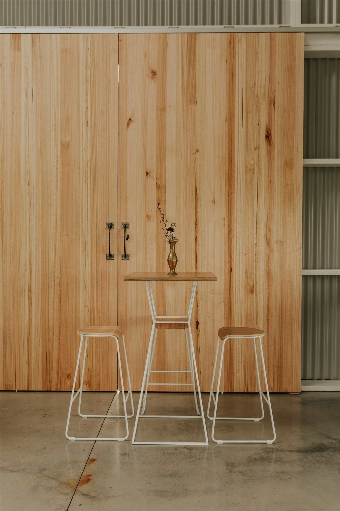 BAR_WHITE METAL BAR LEANER_01