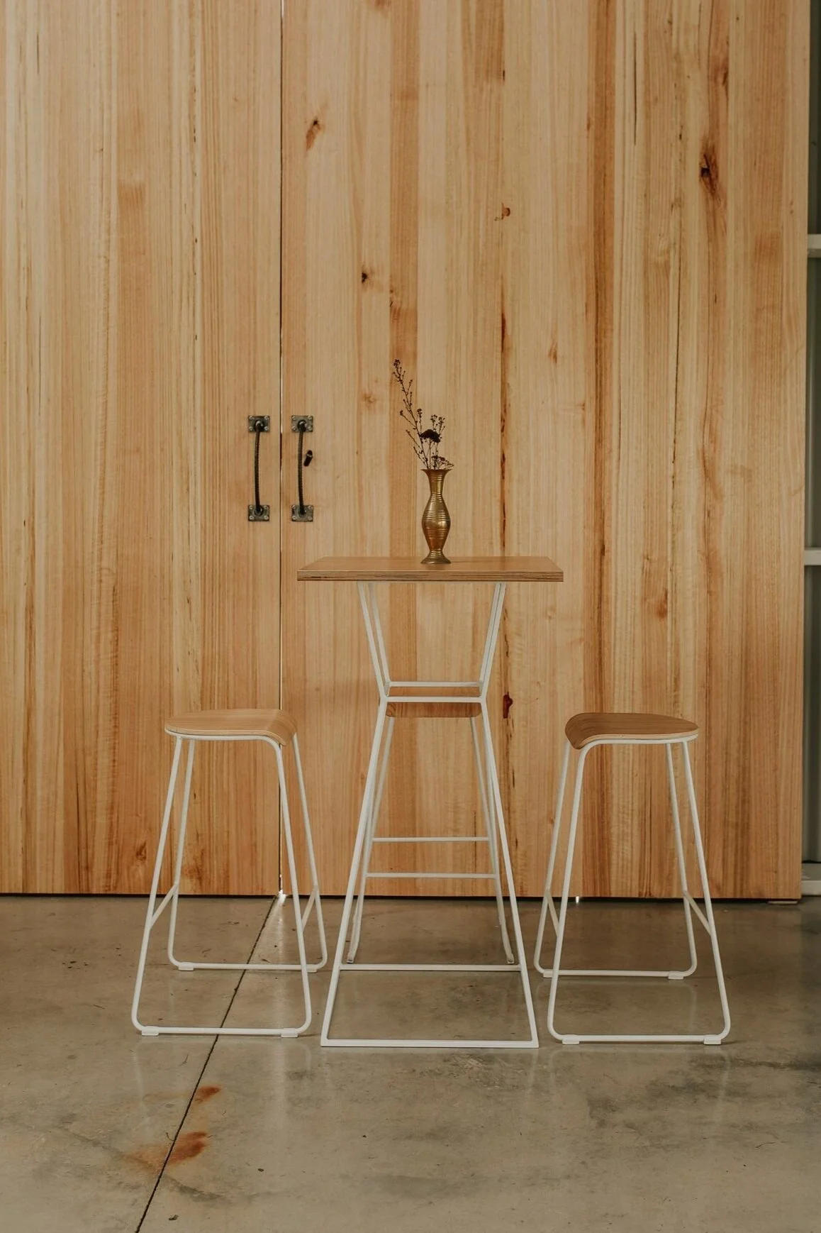 FURNITURE_WHITE METAL BAR LEANER_01