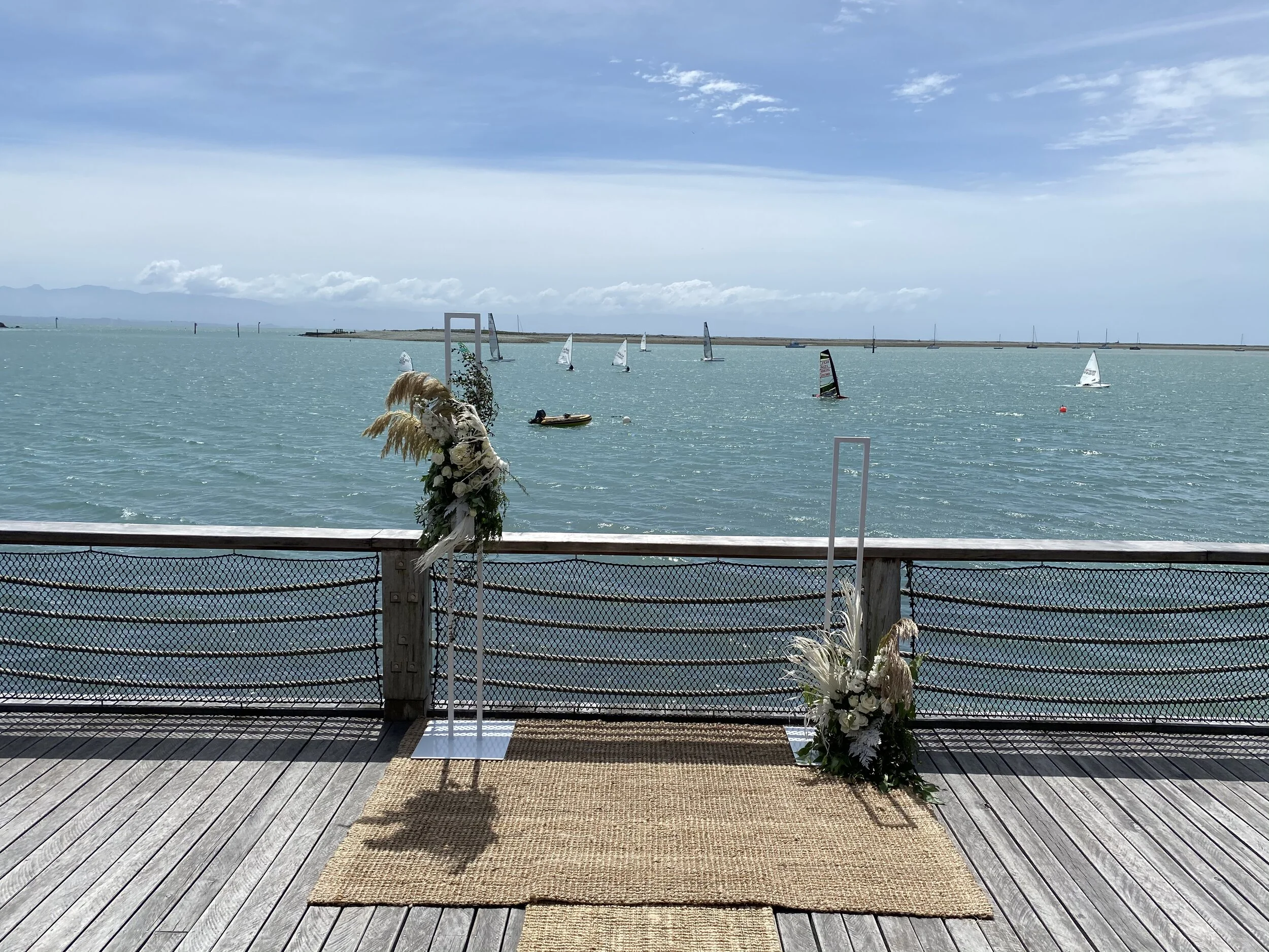 ARCHWAYS_WHITE METAL FORAL STAND_-01