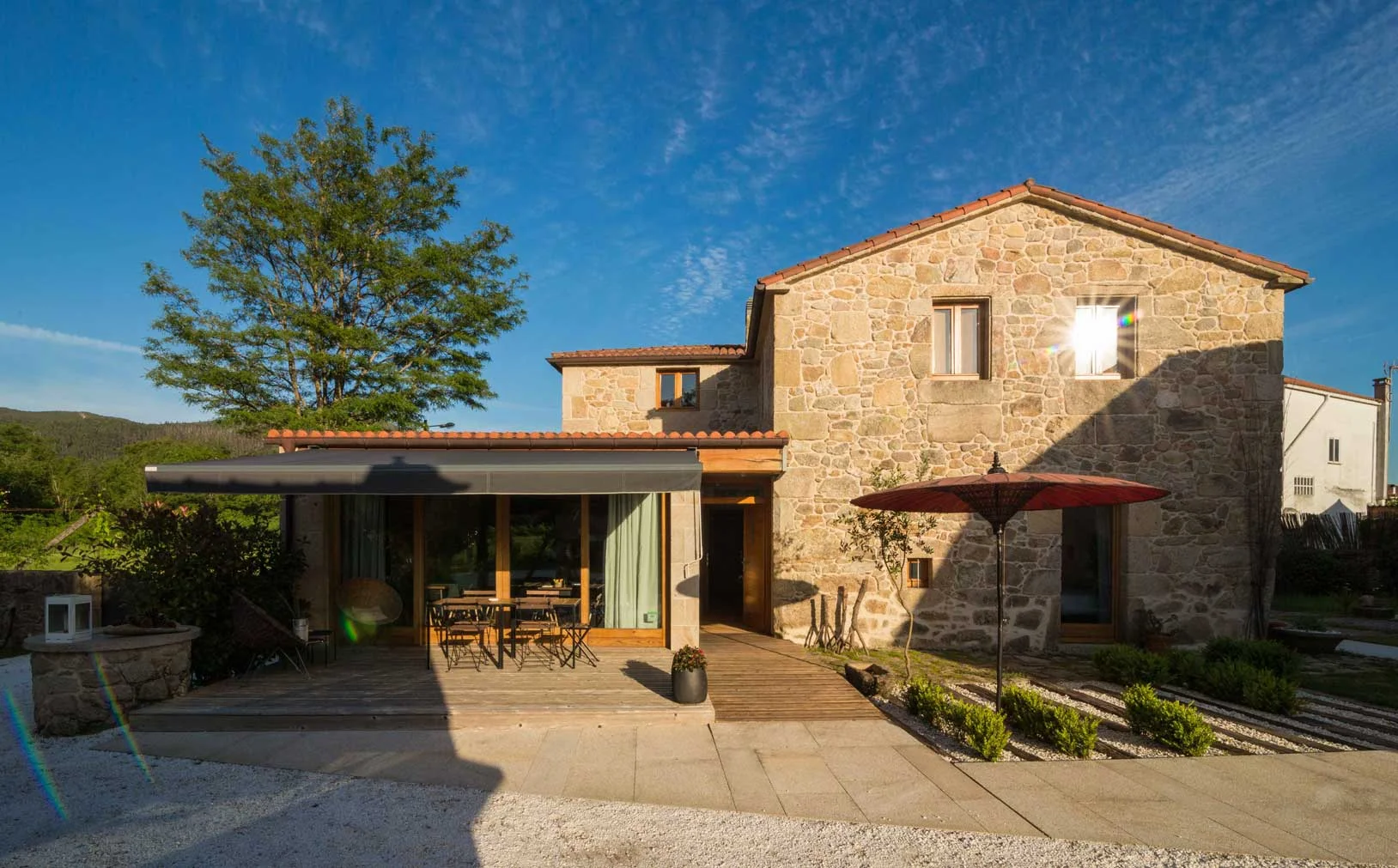 OsLambrans_Exterior_casaC.jpg
