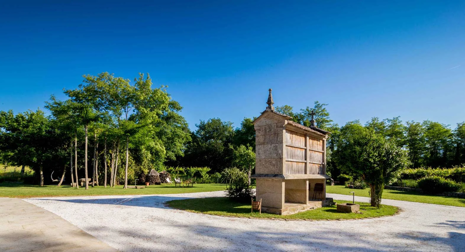 OsLambrans_Exterior_horreo.jpg