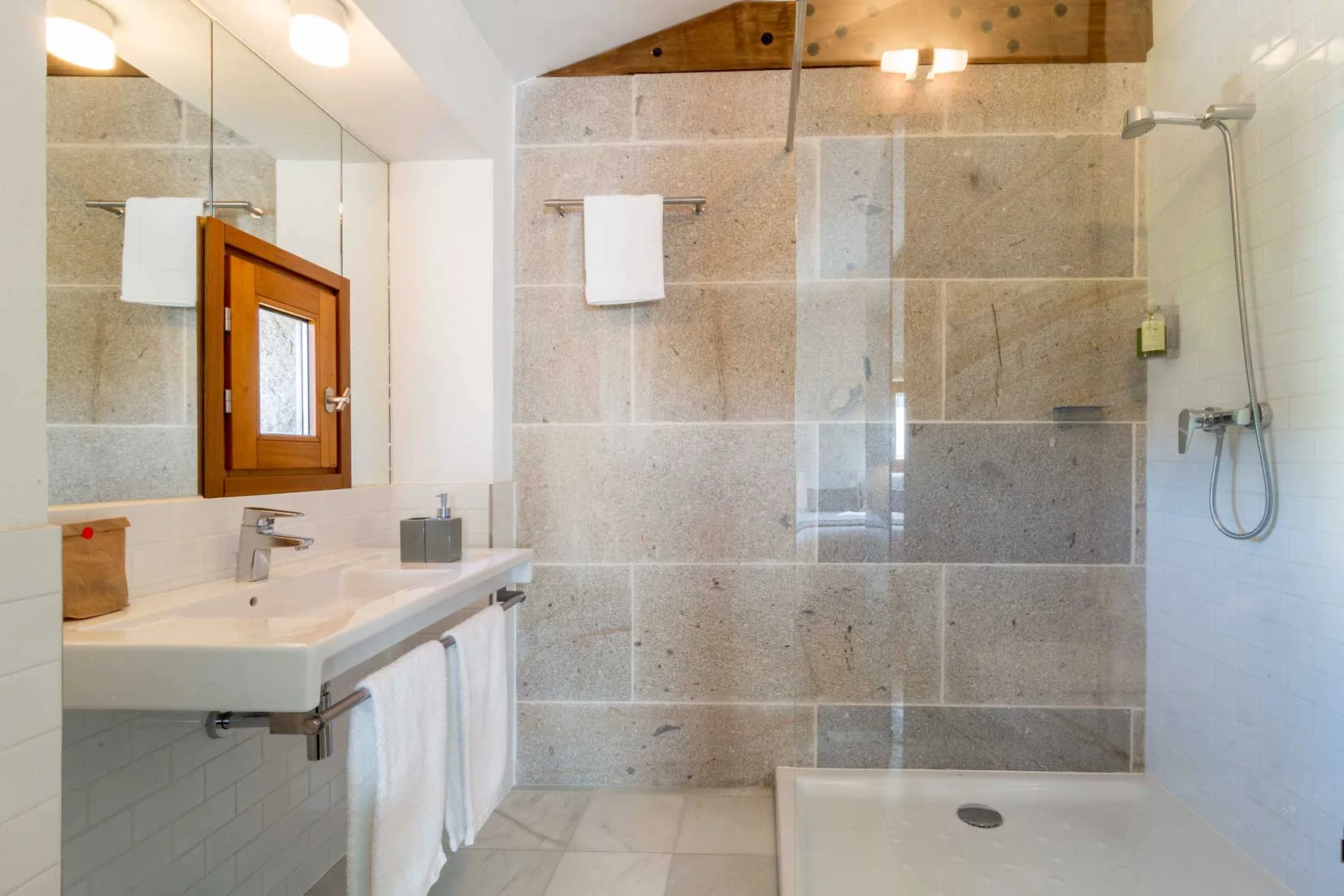 OsLambrans_C_HabitacionCocoBaño.jpg