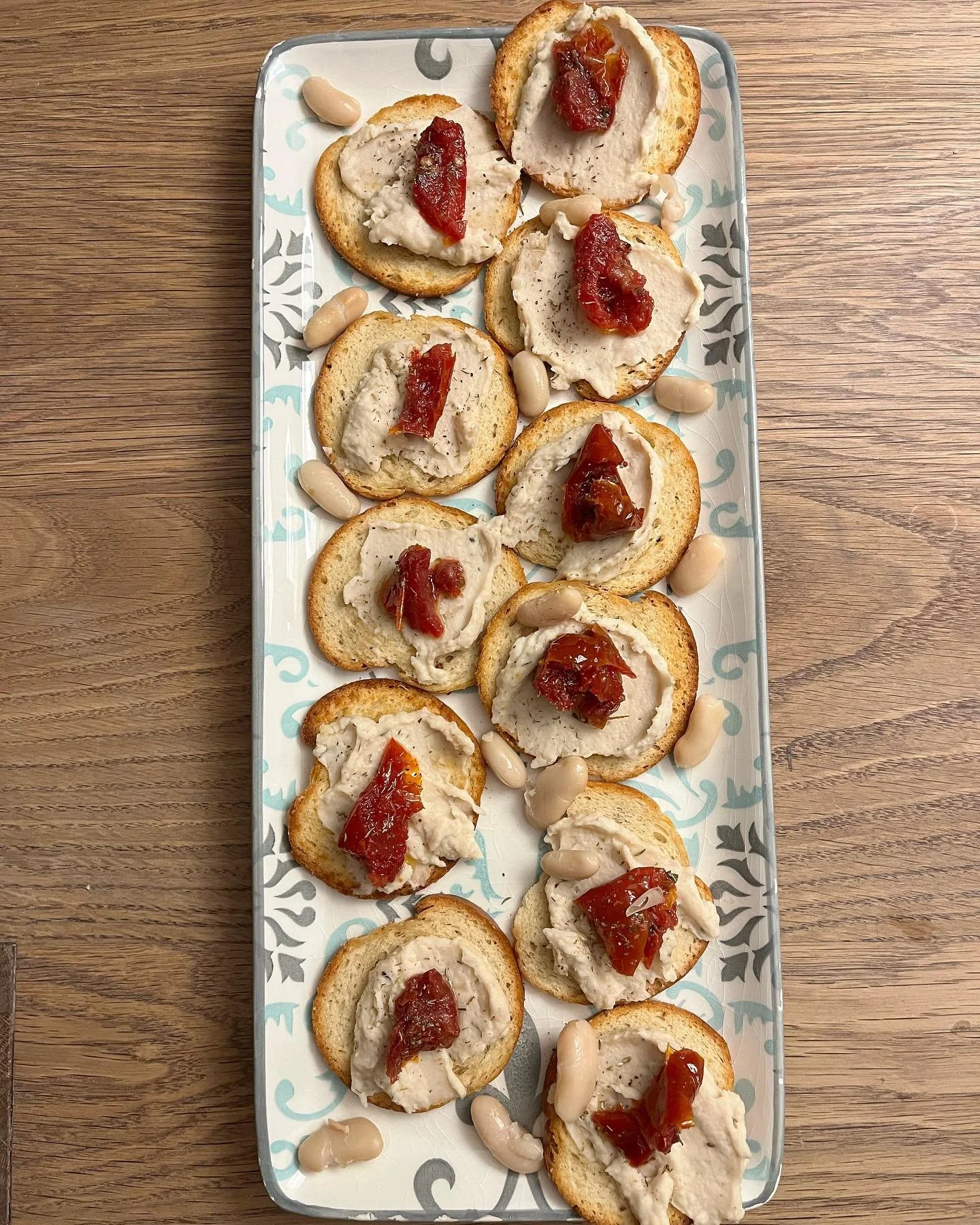 Cracker mit Bohnenmousse