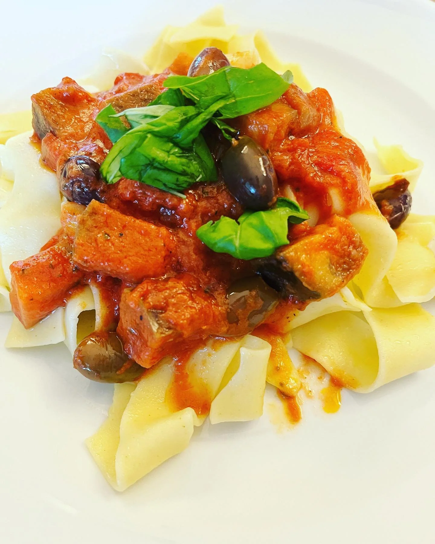 Papardelle mit Tomaten, Auberginen und Oliven